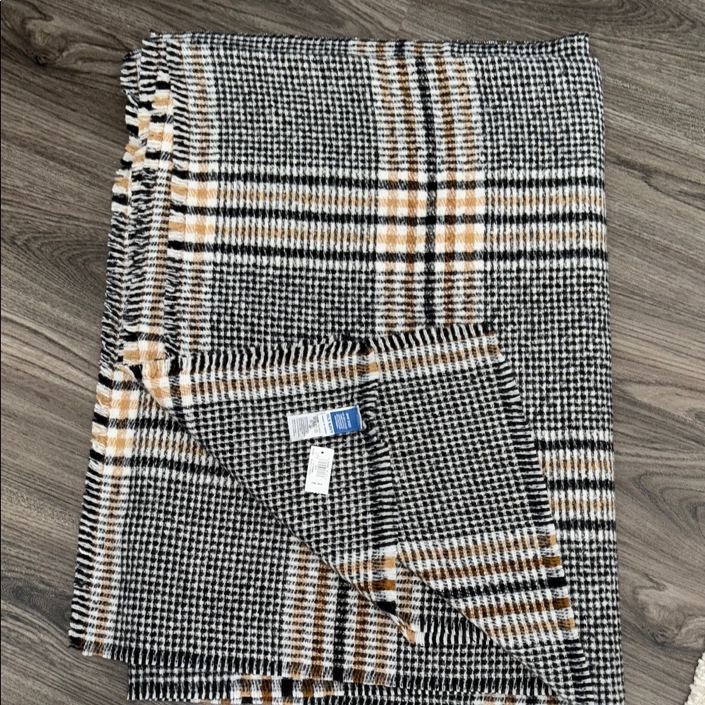 Old Navy Large Scarf/Shawl “blanket scarf” BNWT